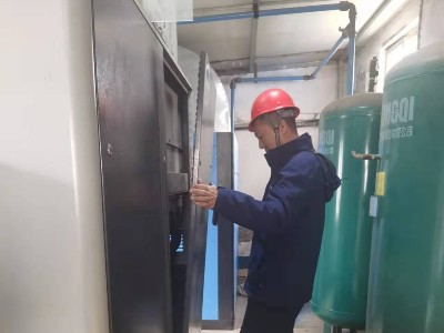 睿寂行空壓機售后服務人員進行例行巡檢！